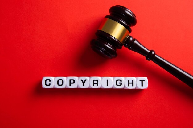 사진 저작권 단어와 은 바탕에 있는 판사의 망치 법률 교육의 개념