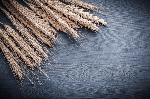 Copyspace afbeelding oren van tarwe op een houten bord