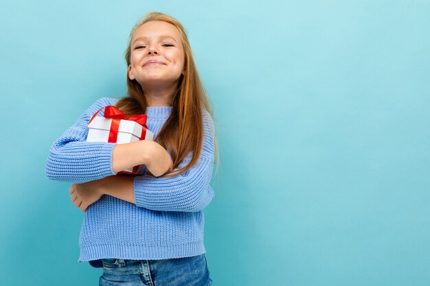 ギフトボックスと抱擁で美しい幸せな女子高生のCopyspace写真