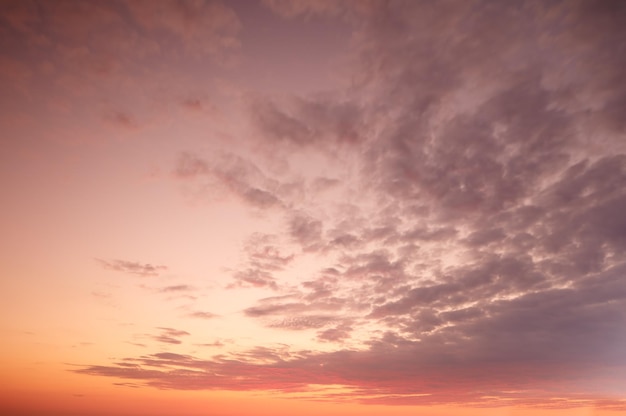 Copyspace van een donkere humeurige lucht bij schemering met nimbuswolken Schilderachtig panoramisch uitzicht op een dramatisch wolkenlandschap en donderende achtergrond bij zonsopgang of zonsondergang Klimaat van de aarde in natuurlijke omgeving