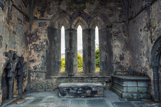 Rovine dell'abbazia di corcomroe situate nella regione del burren nella contea di clare in irlanda