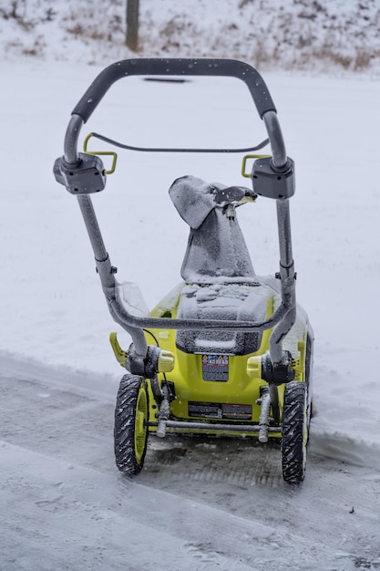 Беспроводная электрическая снегоуборщица на подъезде для очистки снега зимой