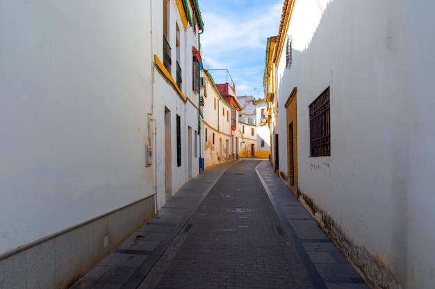 Cordoba-straten op een zonnige dag in het historische stadscentrum in de buurt van de Mezquita-kathedraal