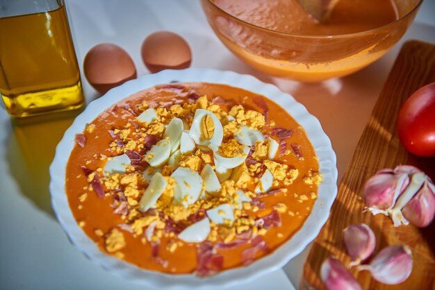 Foto il salmorejo di cordoba è una zuppa fredda a base di pomodoro, aglio, olio d'oliva vergine, pane e sale