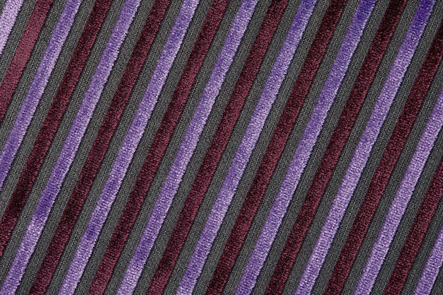 Вельветовый фон с рисунком линий крупным планом Текстура фиолетового вельветового текстиля полезна в качестве фона Текстура диагональной линии