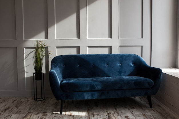 Corduroy bank in een trendy loft interieur in blauw. Daglicht zonlicht. Detailopname.