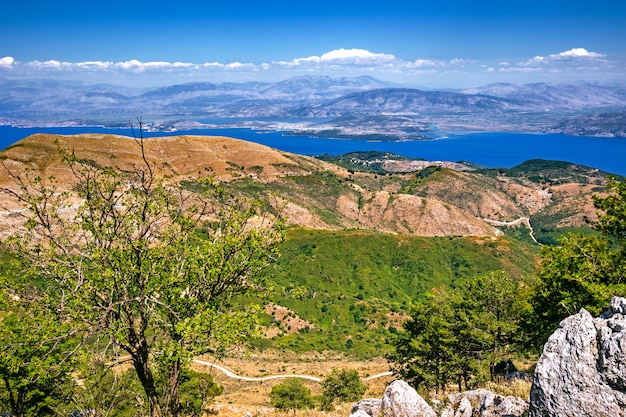 Corfu-eiland vanaf de hoogste top van de berg Pantokrator in oostelijke richting naar Albanië, Griekenland