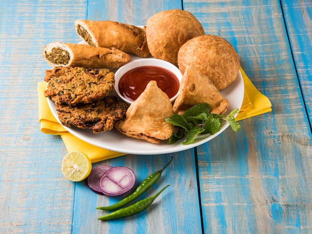 Coriandolo o kothimbir vada, samosa, kachori, daal vada sono gli snack indiani preferiti per l'ora del tè. messa a fuoco selettiva