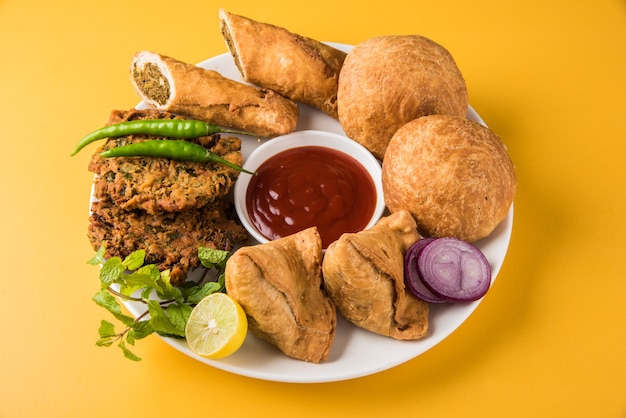 Coriander 또는 Kothimbir vada, Samosa, Kachori, Daal Vada는 좋아하는 인도 티타임 간식입니다. 선택적 초점