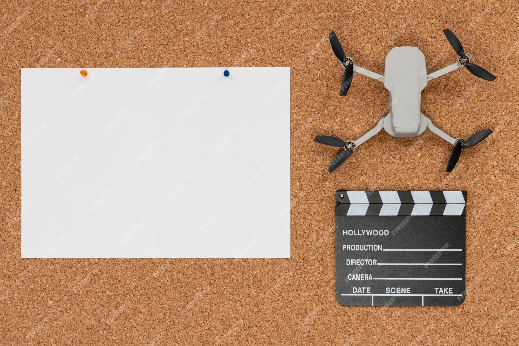 orientering bekræfte Ambassade Premium Photo | Cork background with a big white paper a little drone and a  film slate