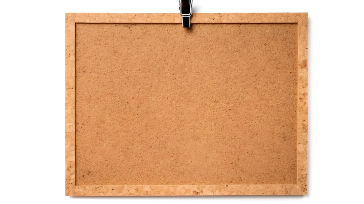 Photo a cork board with a clip