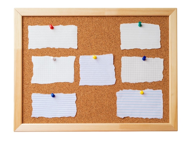 Фото Пробковая доска для заметок с деревянной рамой с канцелярскими кнопками пустые рваные листы для заметок на белом фоне