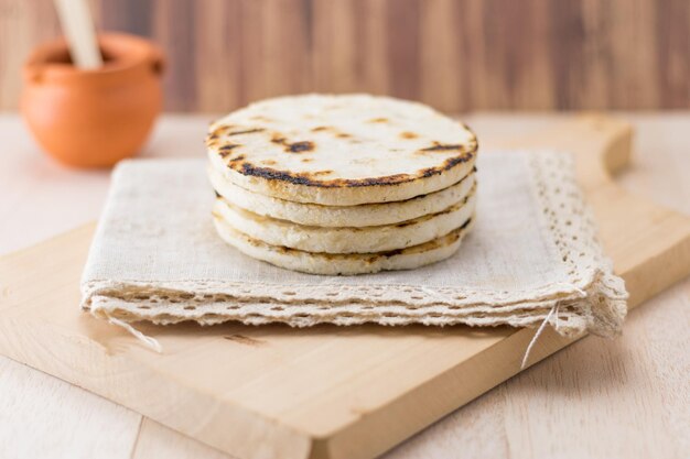 Cibo tradizionale colombiano di arepa di mais