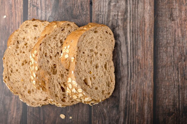 Photo corn breads sliced on the wooden