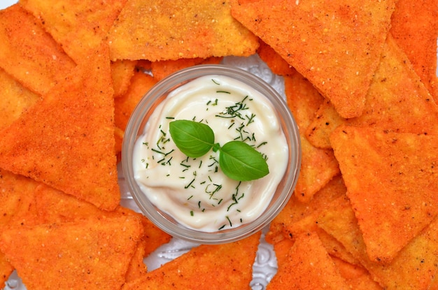 Photo corn chips and sour cream sauce close up mexican appetizer close up