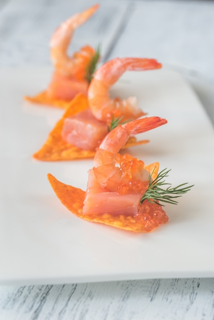 Corn chips with shrimps and salmon