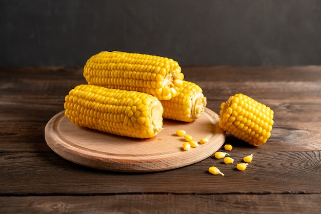 Corn cobs on a round cutting board