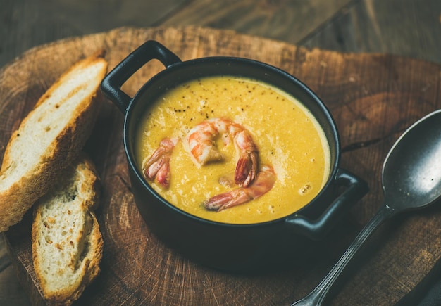 Кукурузный крем-суп с креветками в горшочке