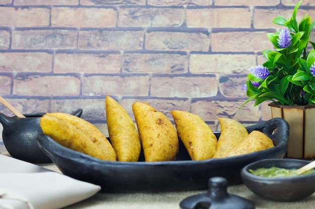 Empanada di mais tipico cibo colombiano con salsa piccante