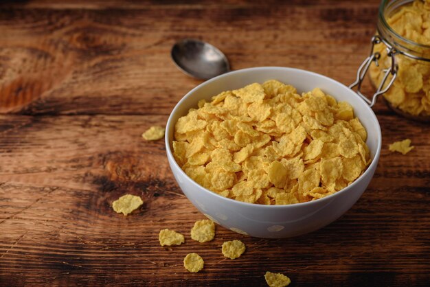 Photo corn flakes in a bowl