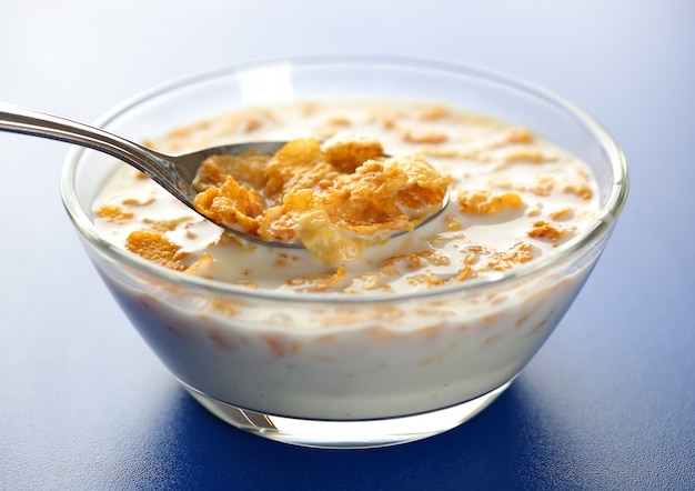 Photo corn flakes in milk