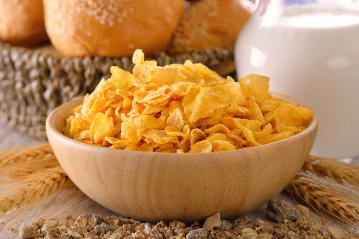 Photo corn flakes in wood bowl