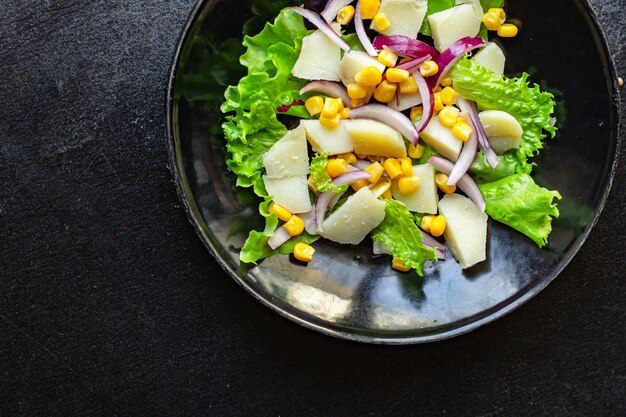 Patate con insalata di mais con lattuga vegetale keto o dieta paleo