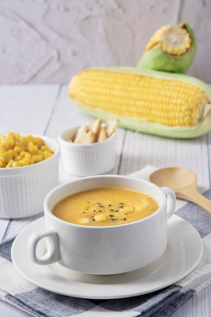Кукурузный суп в миску. Кукурузный суп в белом шаре