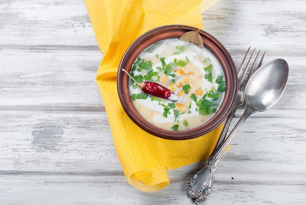 Zuppa di mais in un piatto di ceramica e ingredienti