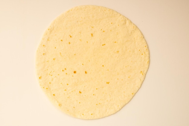 Фото Кукурузные тортильи на белом фоне неквашенный хлеб