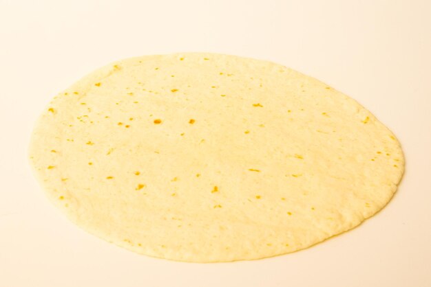 Фото Кукурузные тортильи на белом фоне неквашенный хлеб