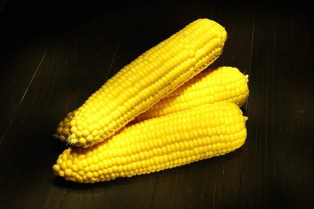 어두운 배경에 corncobs