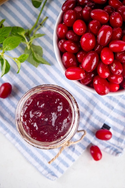 Corneliaan cherry dogwoods eetbare bessenjam of marmelade