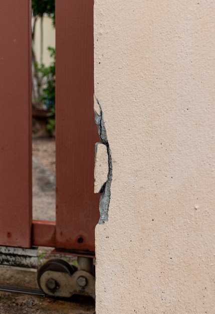 The corner of the concrete column has cracks.