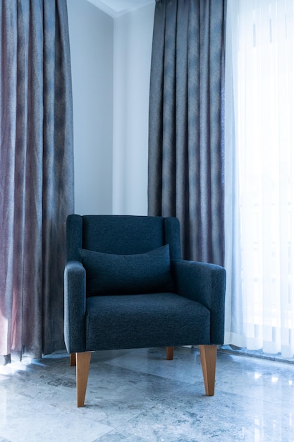 Угол дома с элегантным серым креслом в светлом углу