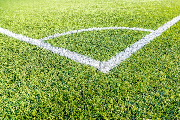 Campo di calcio d'angolo su erba artificiale verde