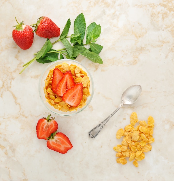 Cornflakes en aardbeien voor ontbijt