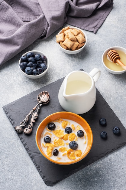 Cornflakes gemaakt van natuurlijke granen met verse bosbessen