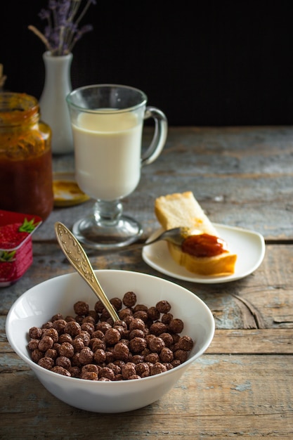 cornflakes met melk, heerlijk ontbijt