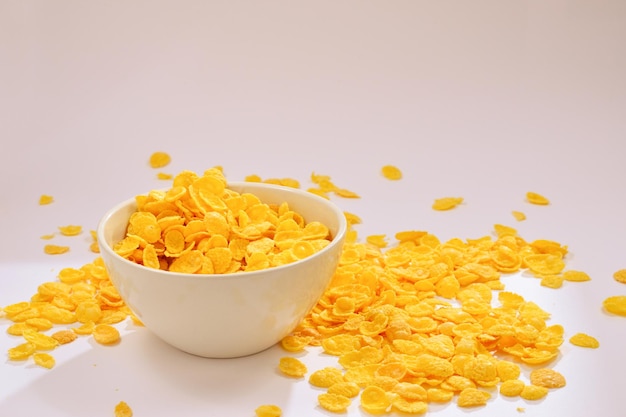 Cornflakes vallen in de witte kom Motion Copyspace