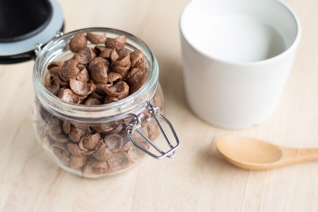 Cornflakes van het chocoladegraangewas en melk voor ontbijt