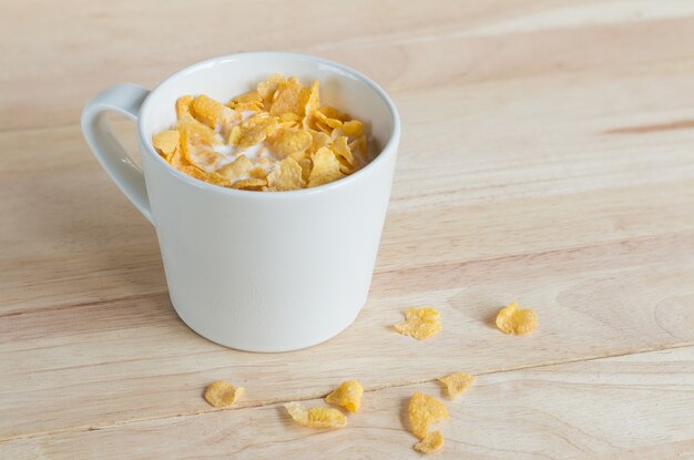 Cornflakes van melk en verse cereals