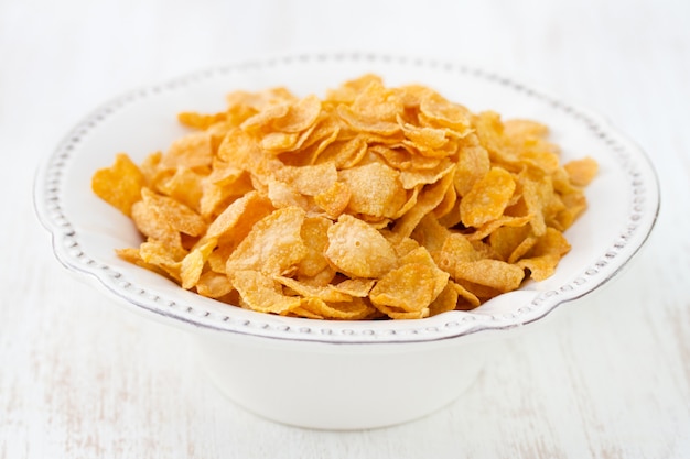 Foto cornflakes nel piatto bianco