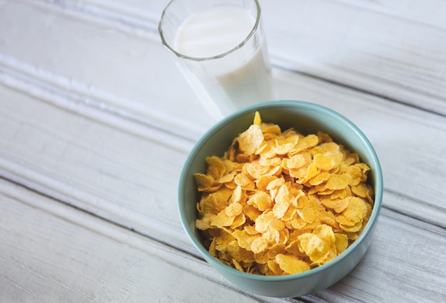 Photo cornflakes with milk for breakfast