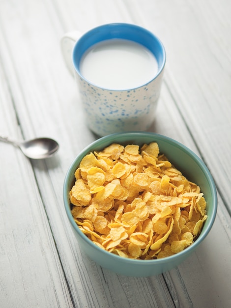 Cornflakes con latte per la colazione