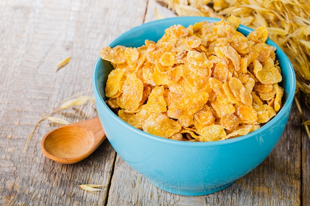Photo cornflakes on wooden table at morning