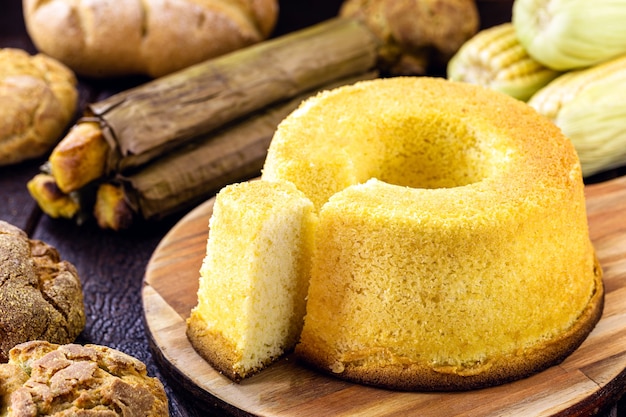 Foto torta di farina di mais, con pane e pane di mais