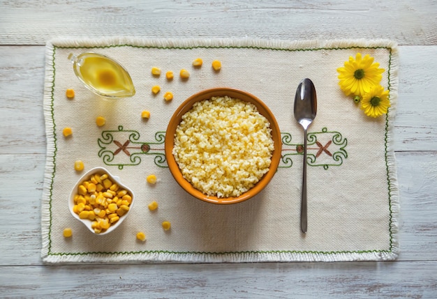 옥수수 가루 죽. 전통 수제 폴렌타. 건강한 유기농 아침 식사.