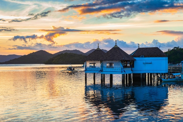 Photo coron town seacost at sunset busuanga