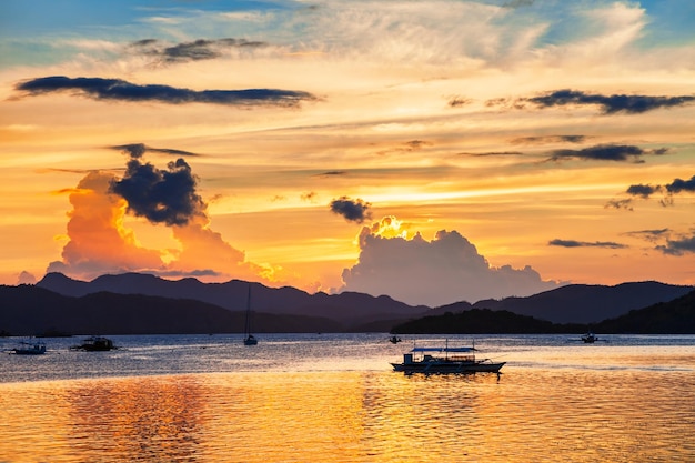 Photo coron town seacost at sunset busuanga